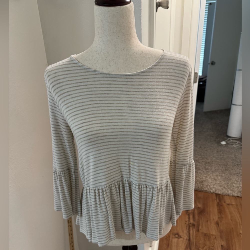 Dee Elly Women’s XS Extra Small but runs larger Cream Striped Peplum Top